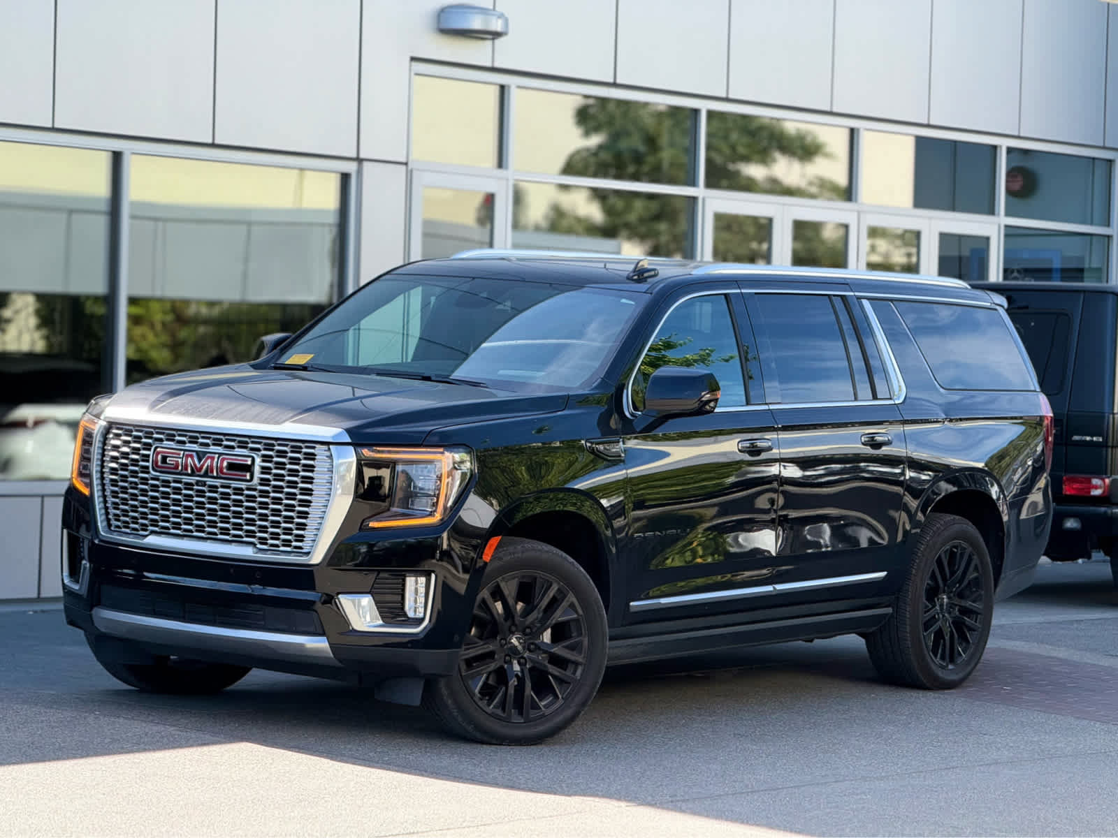 Used 2023 GMC Yukon XL Denali w/ Denali Reserve Package image 2