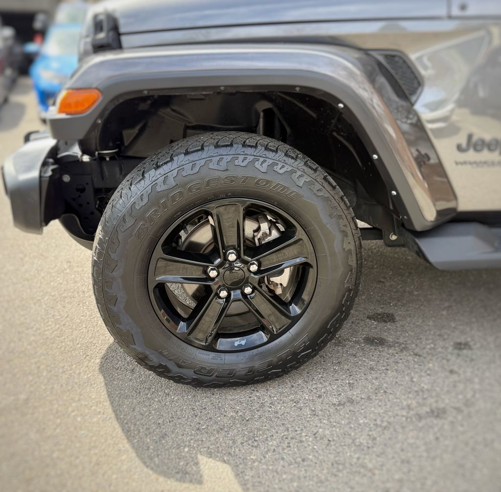 Used 2022 Jeep Wrangler Unlimited Sahara AWD/4WD image 18