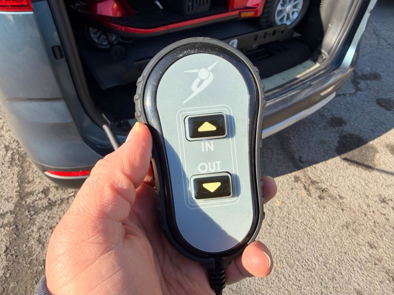 Used 2024 Kia Carnival EX image 22