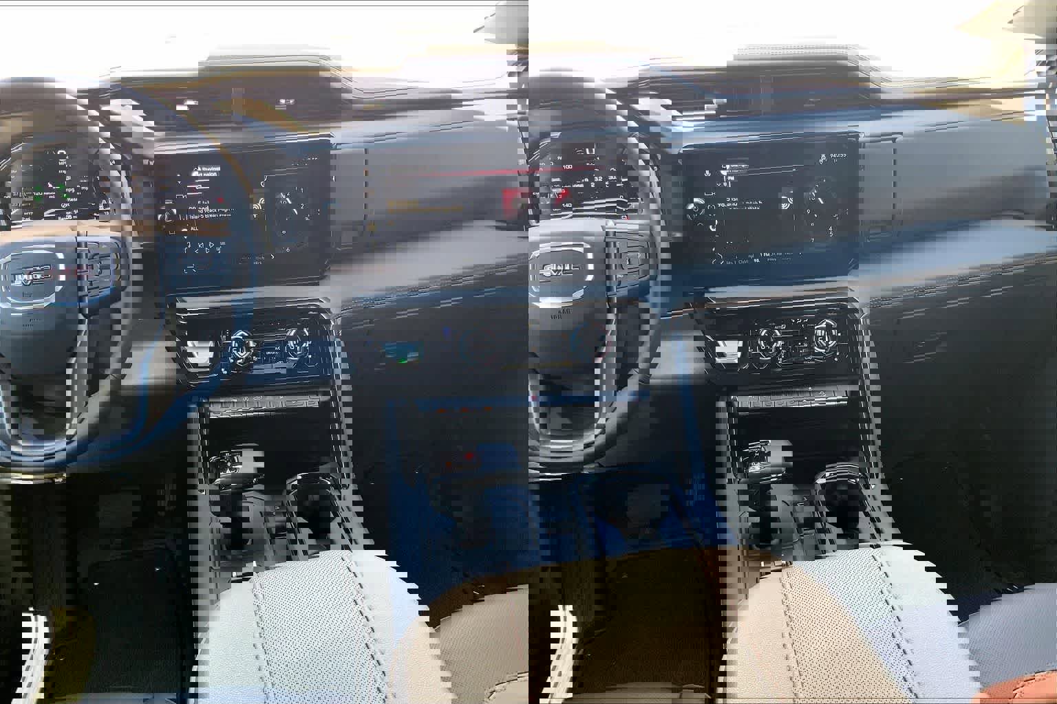 Used 2025 GMC Sierra 1500 AT4 w/ AT4 Premium Package AWD/4WD image 16