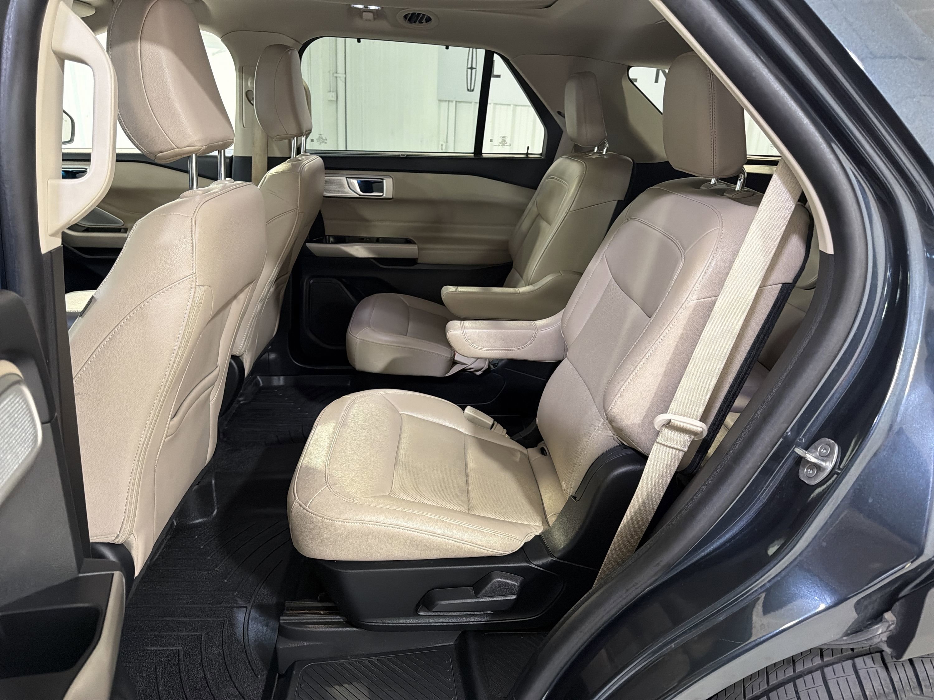 Used 2022 Ford Explorer Limited w/ Limited Technology Package RWD image 24