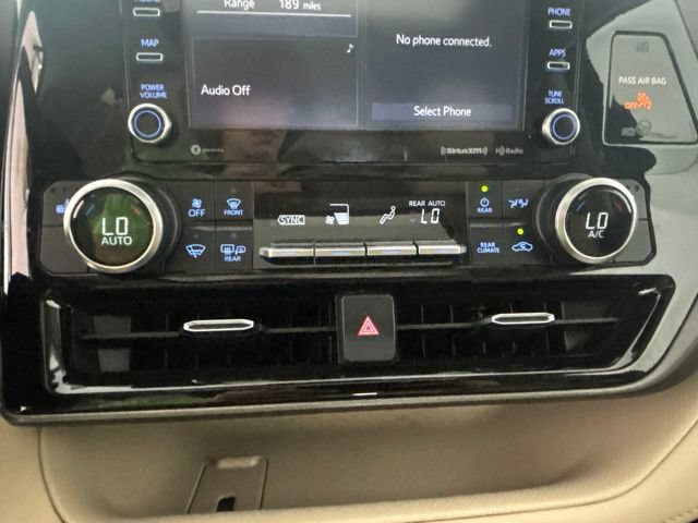 Used 2021 Toyota Highlander XLE AWD/4WD image 6