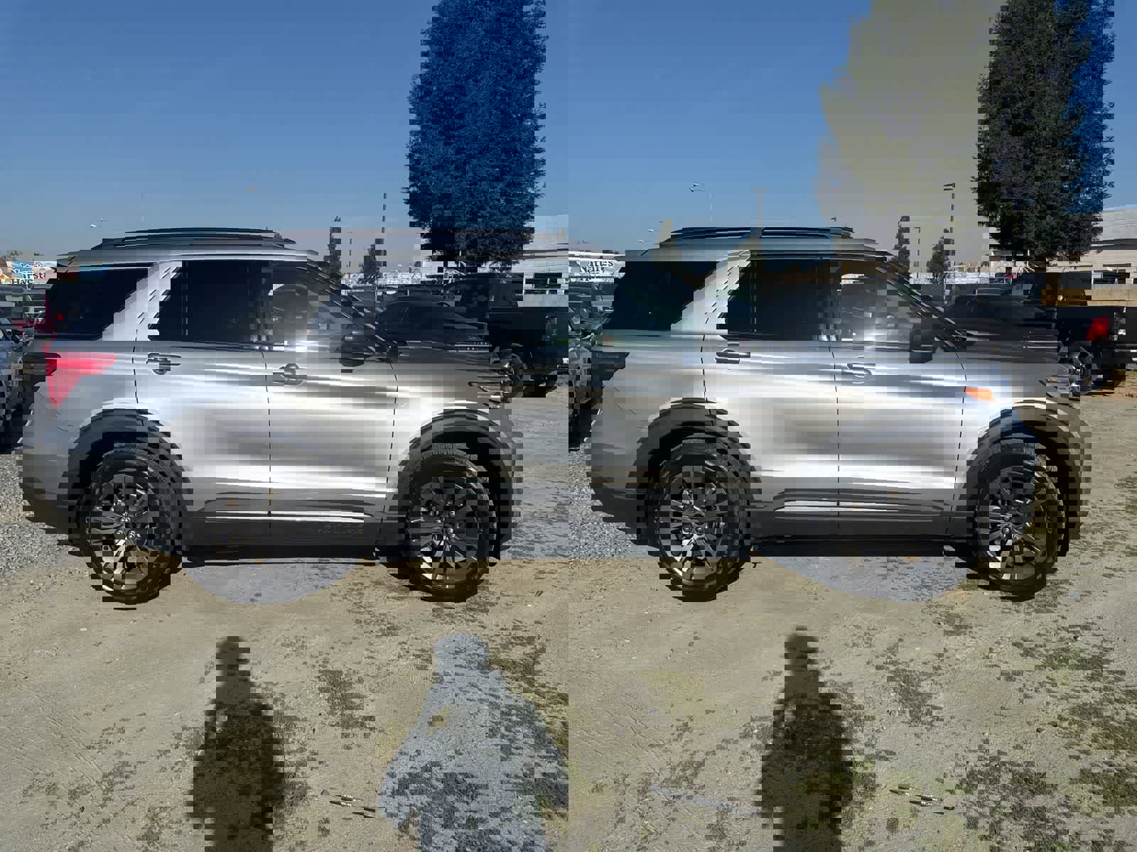 Used 2021 Ford Explorer XLT w/ Equipment Group 202A image 4