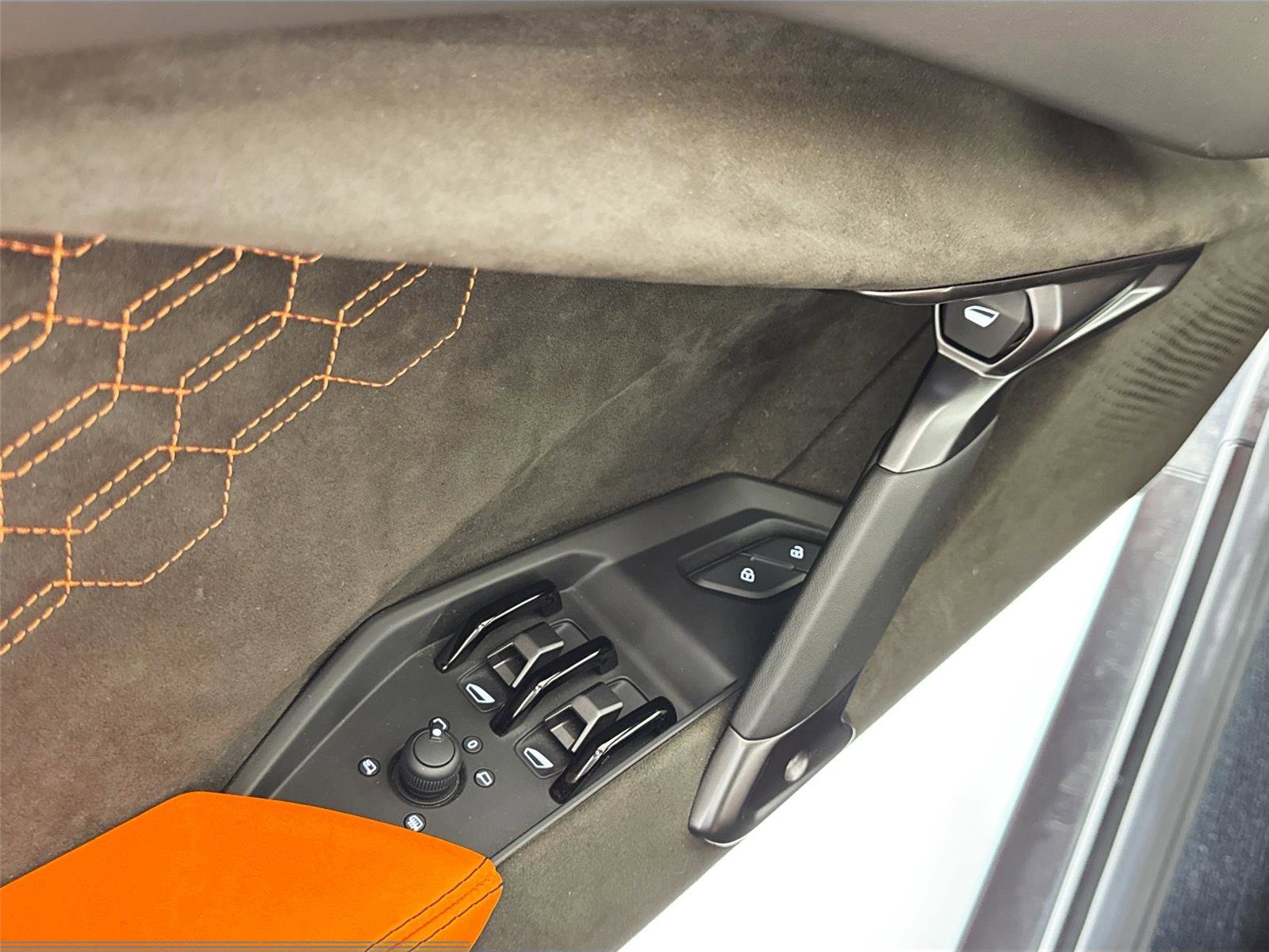 Used 2024 Lamborghini Revuelto image 14