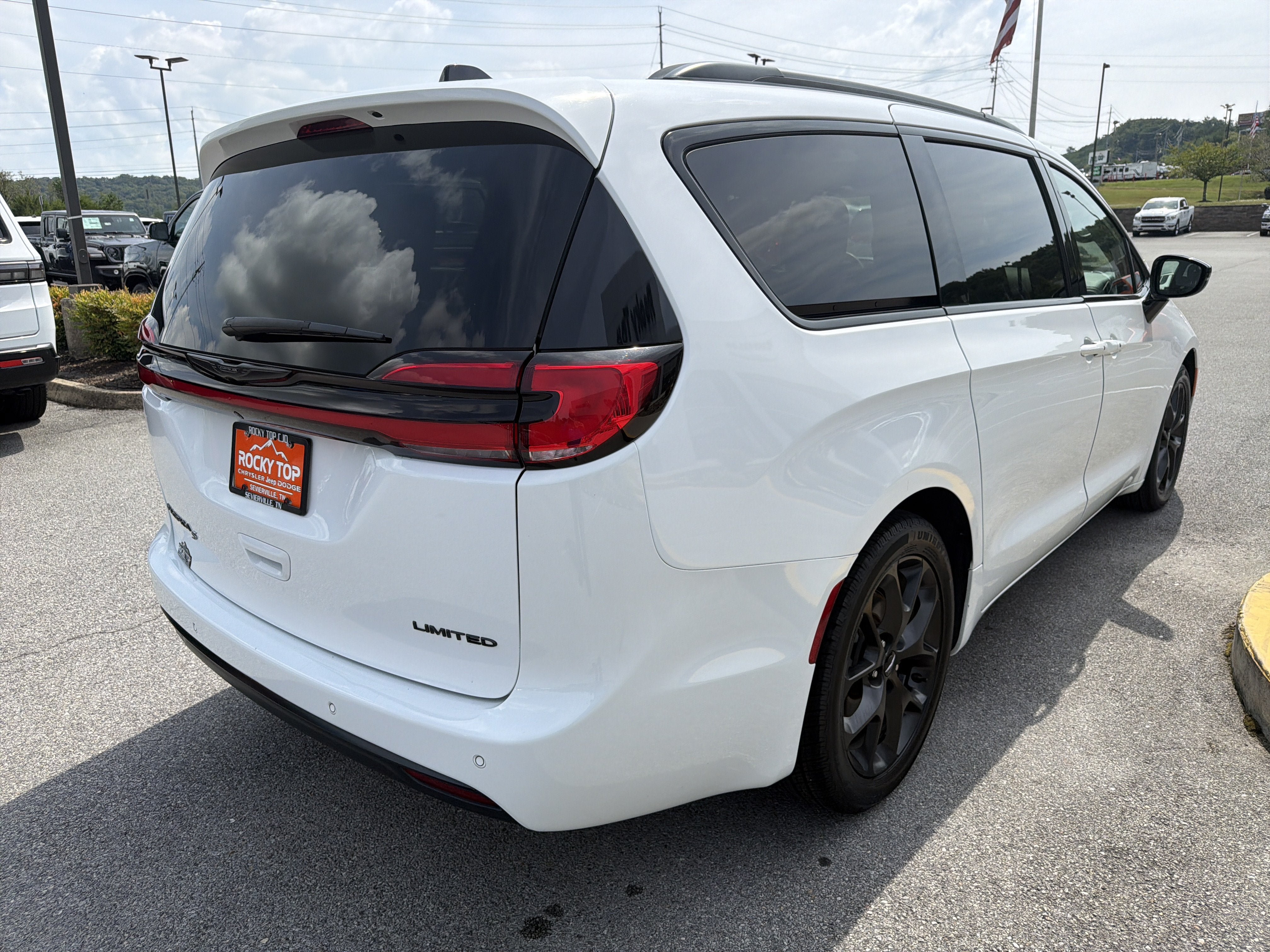 Used 2025 Chrysler Pacifica Limited FWD image 8