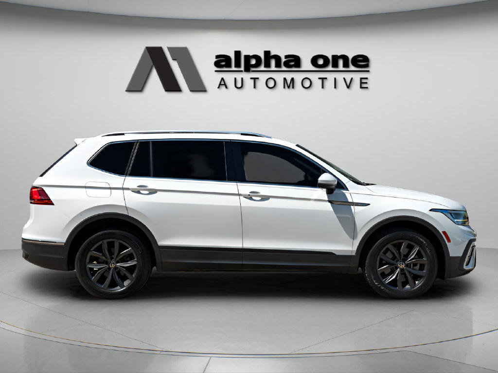 Used 2022 Volkswagen Tiguan SE w/ Panoramic Sunroof Package FWD image 4