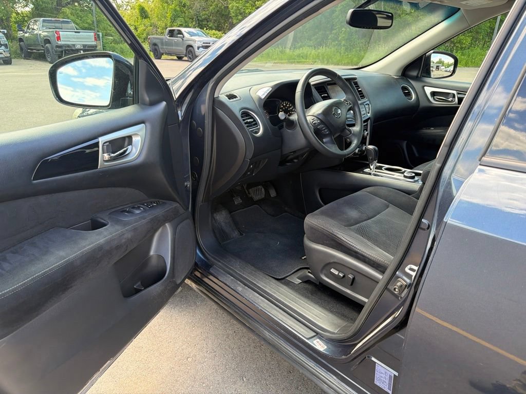 Used 2016 Nissan Pathfinder SV w/ SV Cold Weather Package AWD/4WD image 10