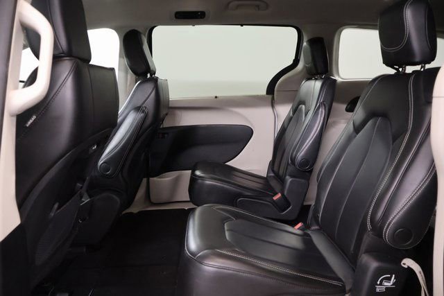 Used 2023 Chrysler Pacifica Touring-L image 26