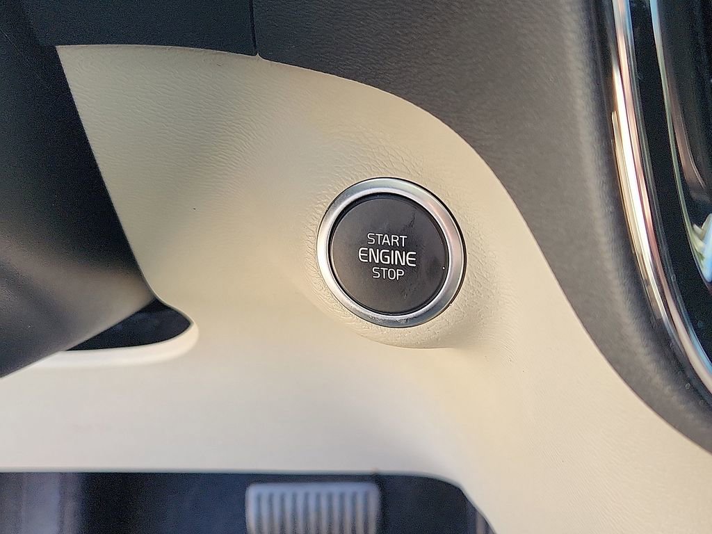 Used 2023 Volvo XC40 B5 Plus w/ Driver Assist Package image 24