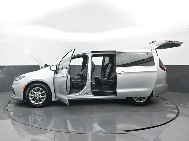 Used 2026 Chrysler Pacifica Limited FWD image 33