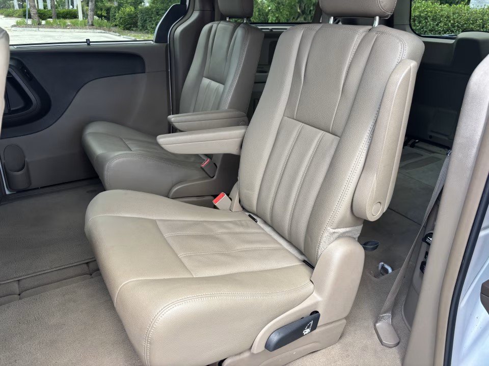 Used 2016 Chrysler Town & Country Touring FWD image 20