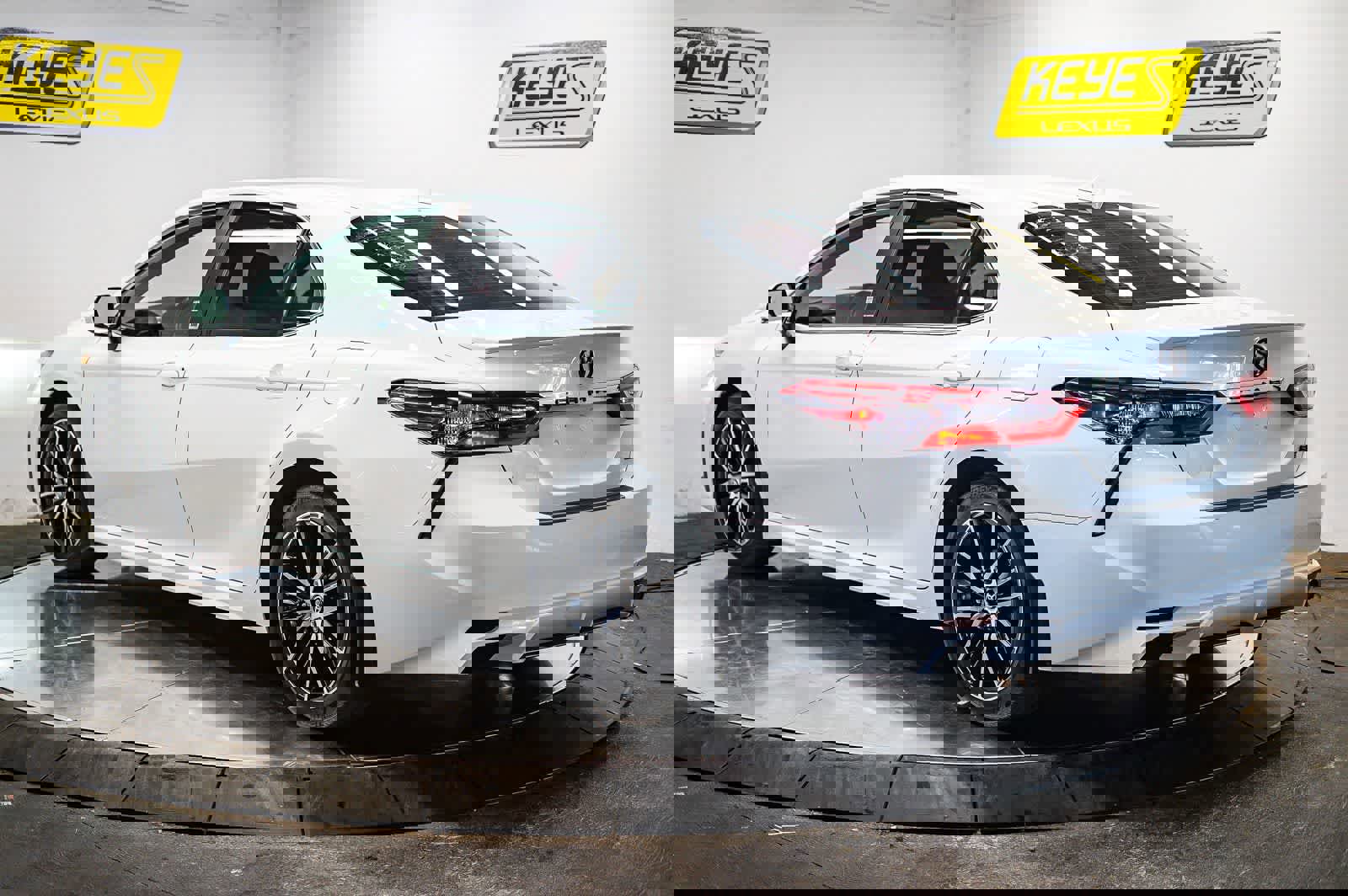 Used 2023 Toyota Camry SE w/ Convenience Package image 2