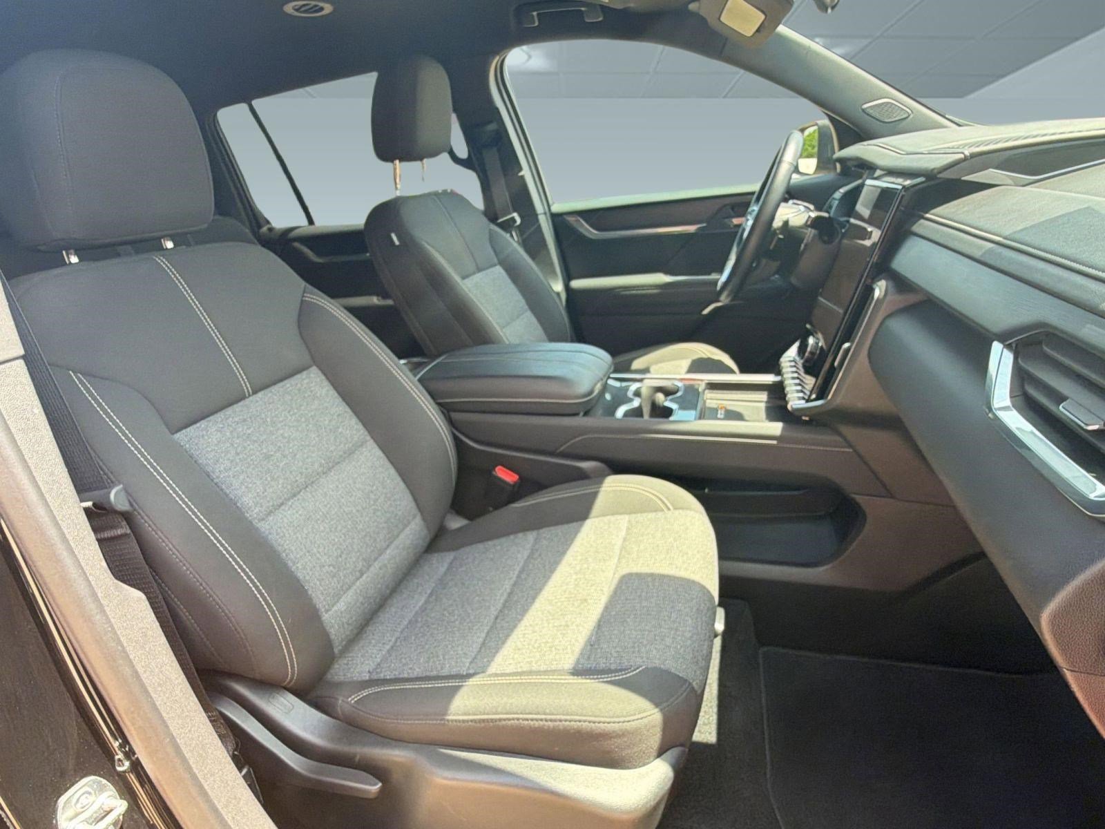 Used 2025 GMC Acadia Elevation FWD image 30