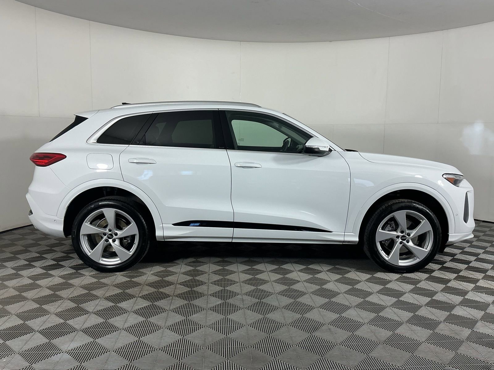 Used 2025 Audi Q5 Premium Plus w/ Premium Plus image 10