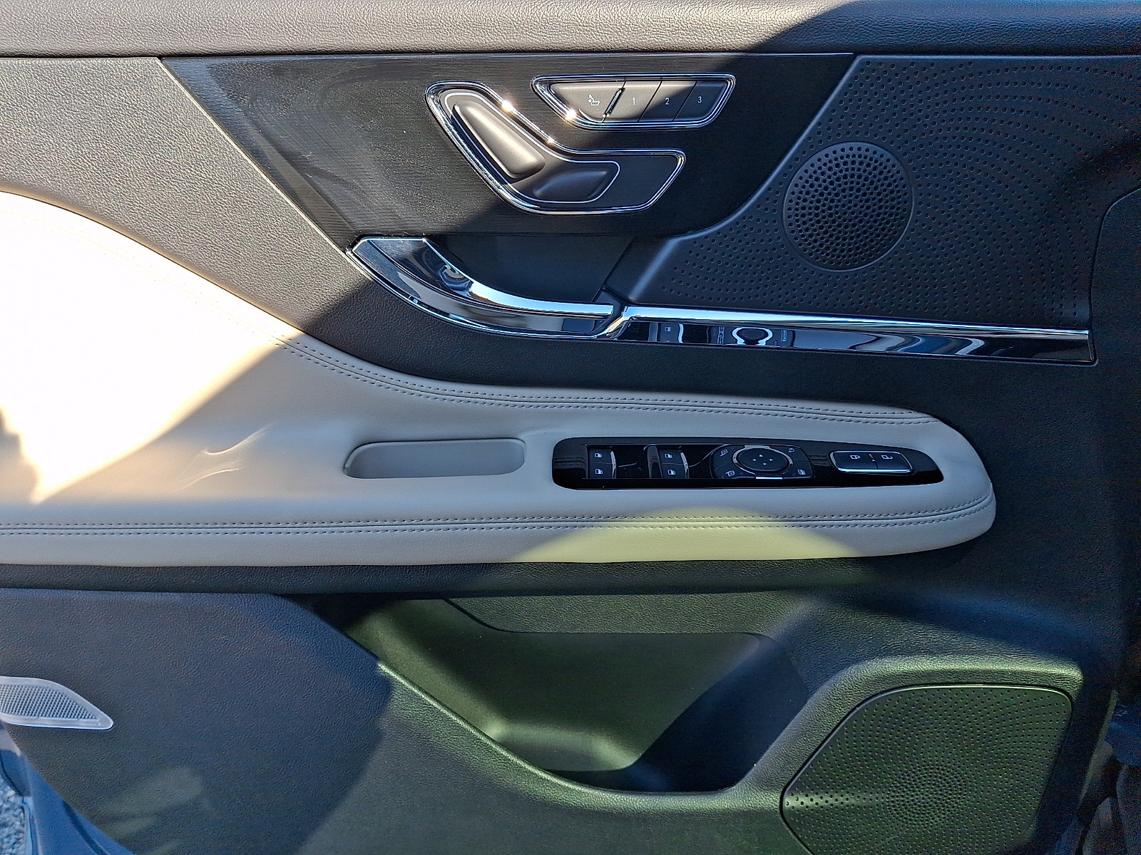 Used 2025 Lincoln Corsair Reserve AWD/4WD image 11