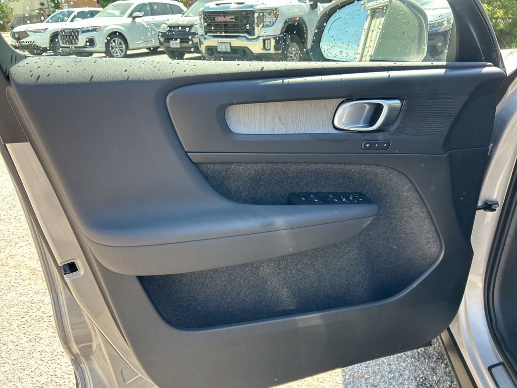 Used 2025 Volvo XC40 B5 Plus image 17