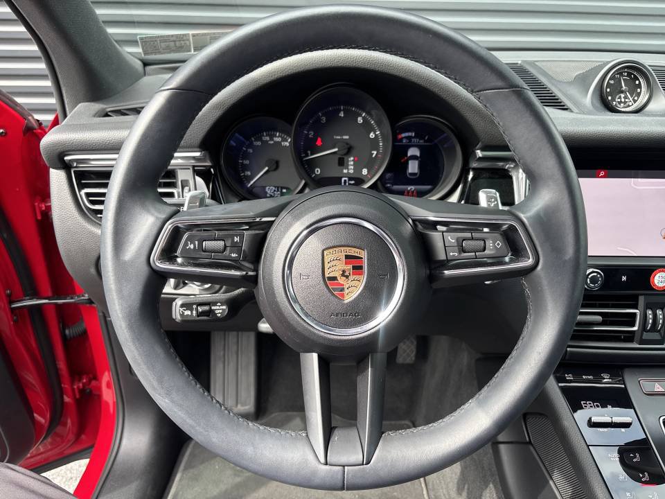 Used 2025 Porsche Macan AWD/4WD image 13