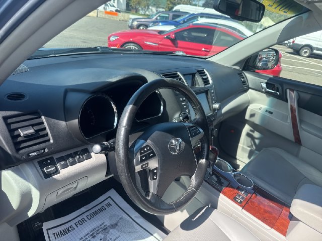 Used 2012 Toyota Highlander Limited w/ Tow Pkg AWD/4WD image 32