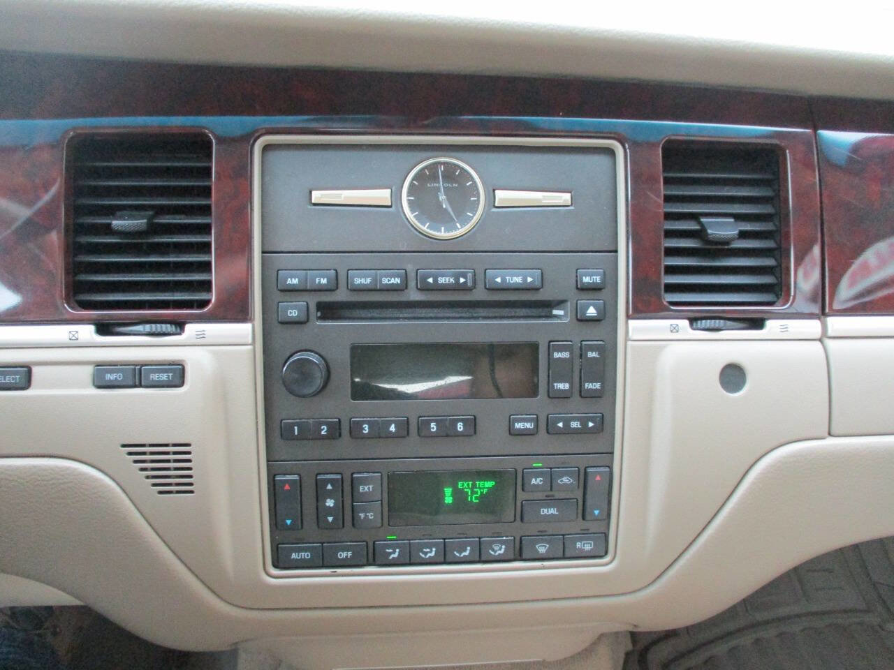 Used 2006 Lincoln Town Car Signature image 29