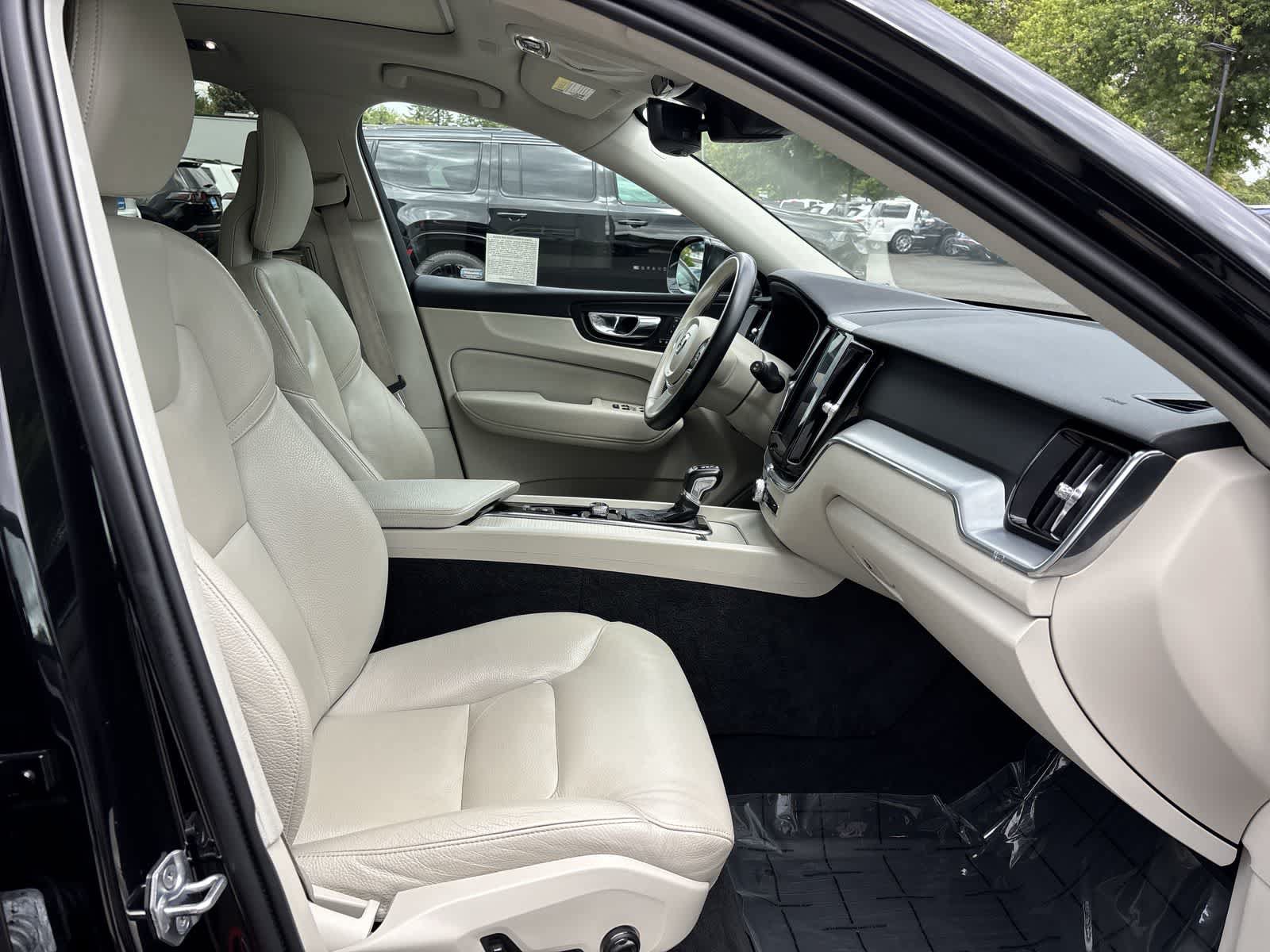 Used 2018 Volvo XC60 T5 Momentum w/ Convenience Package AWD/4WD image 4