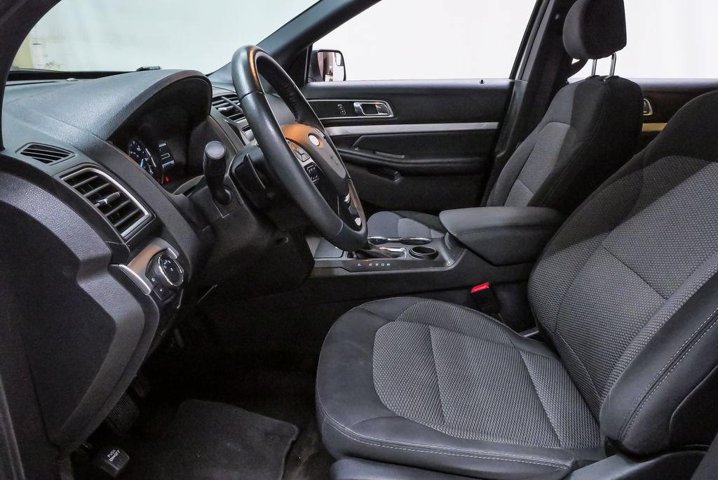 Used 2017 Ford Explorer XLT w/ Equipment Group 201A FWD image 8