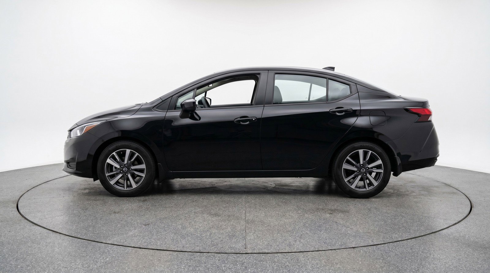 Used 2025 Nissan Versa SV image 5