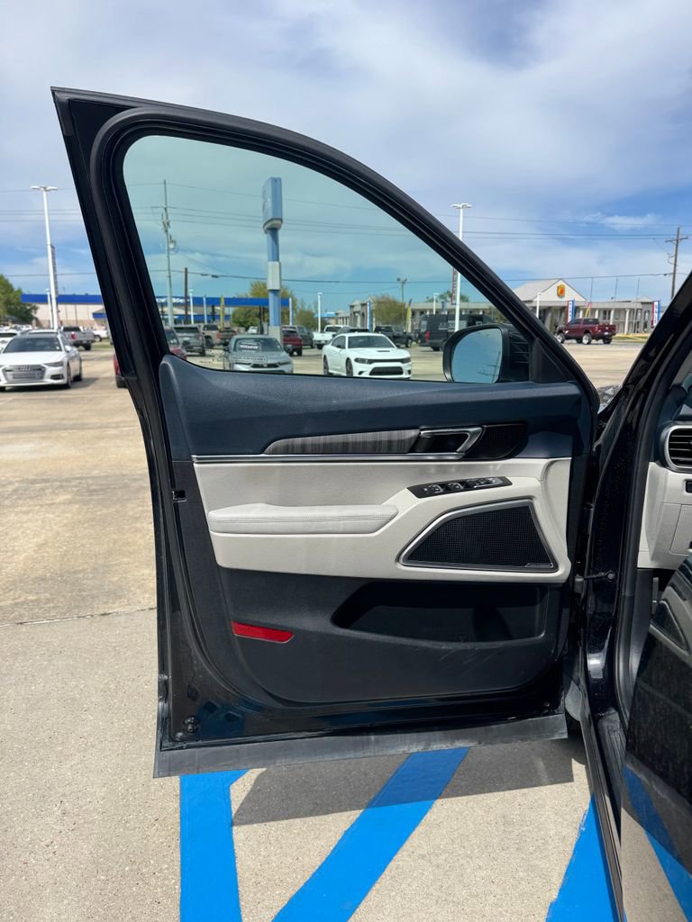 Used 2024 Kia Telluride EX w/ EX Captain's Chair Package image 8