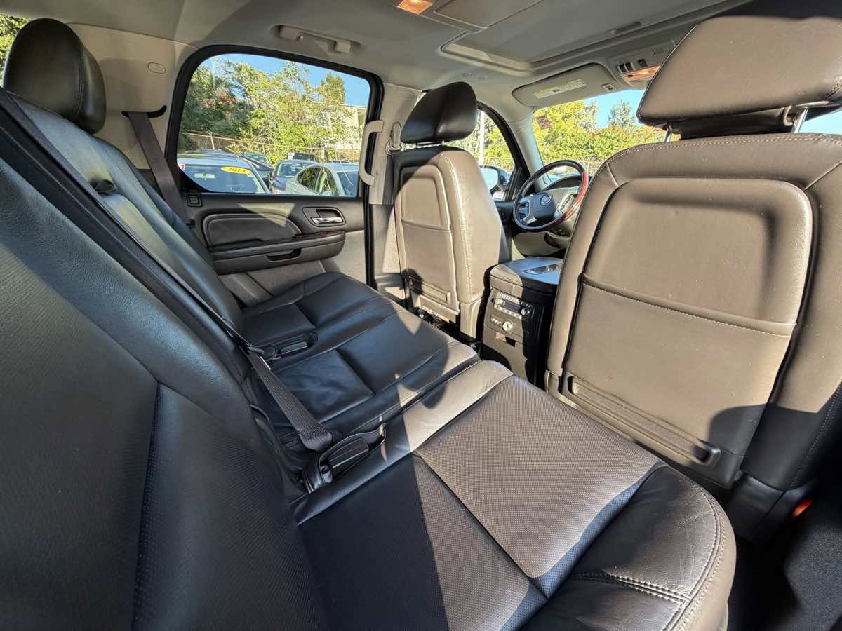 Used 2011 Cadillac Escalade 4WD Hybrid image 15