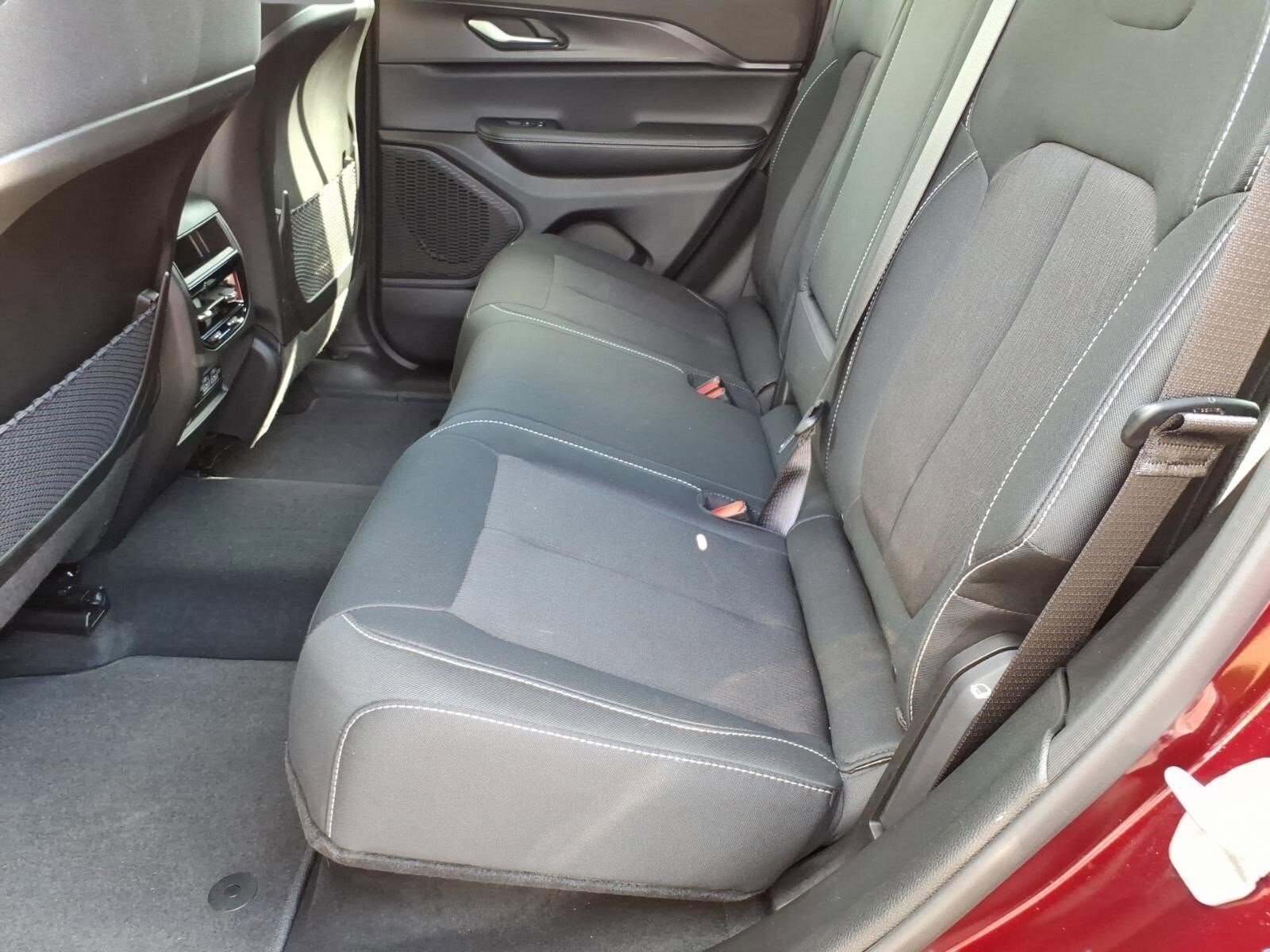 Used 2025 Jeep Grand Cherokee Laredo X w/ Luxury Tech Group I AWD/4WD image 9