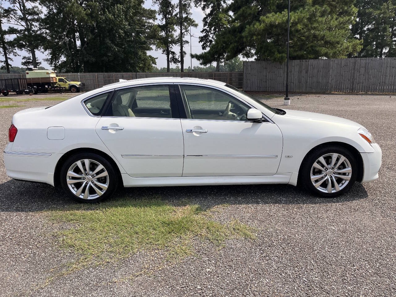 Used 2008 INFINITI M35 w/ Technology Pkg RWD image 2