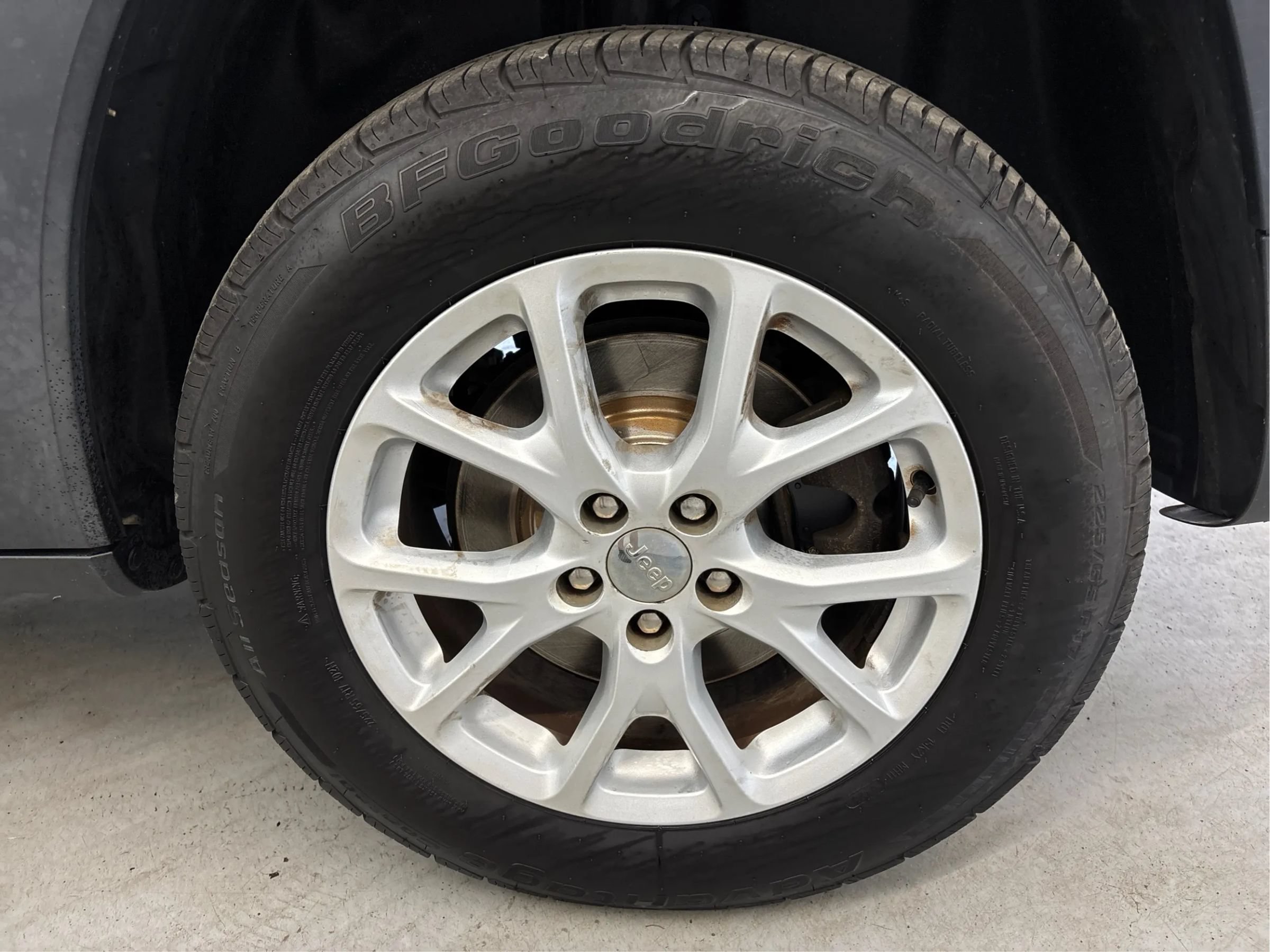 Used 2015 Jeep Cherokee Latitude w/ Cold Weather Group AWD/4WD image 29
