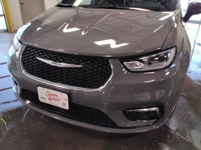 Used 2025 Chrysler Pacifica Select image 14