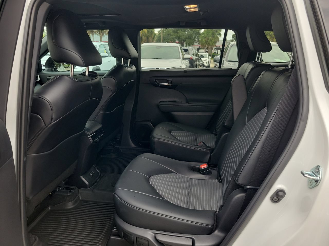 Used 2026 Toyota Highlander XSE AWD/4WD image 11