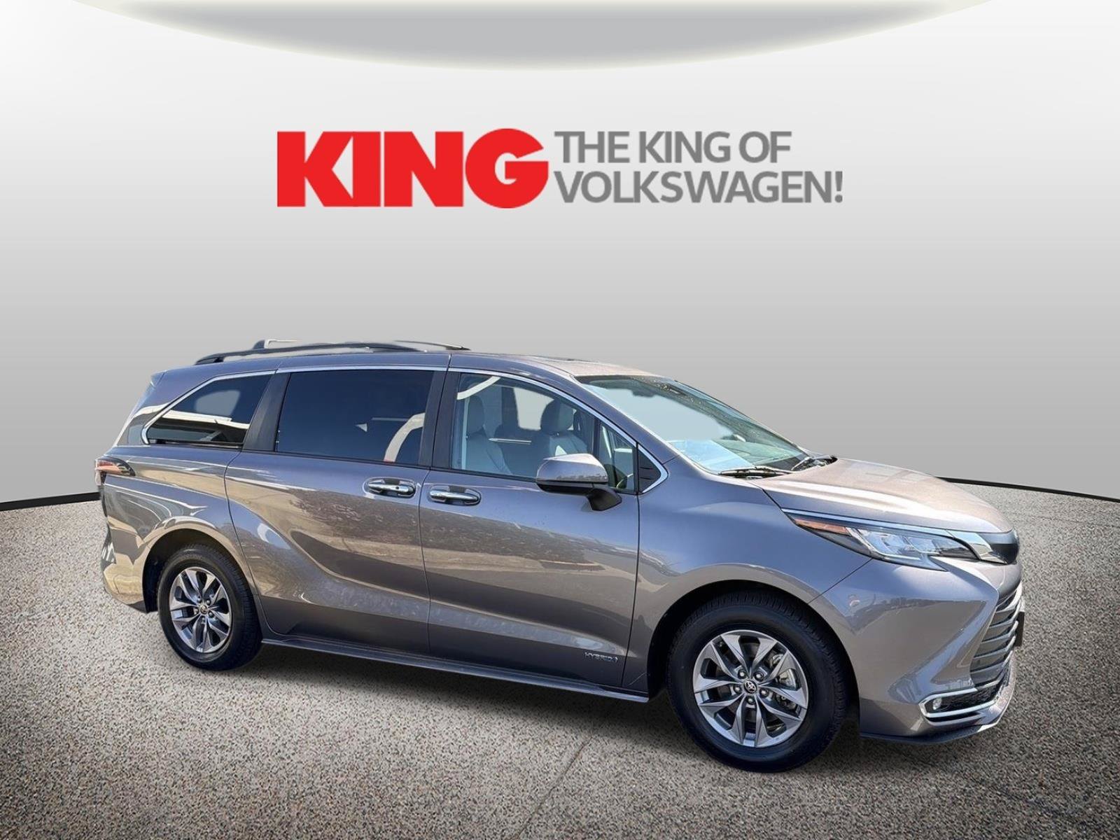 Used 2021 Toyota Sienna XLE FWD image 2