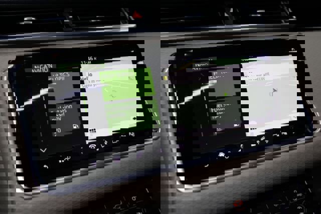 Used 2019 Land Rover Range Rover Velar R-Dynamic SE image 18