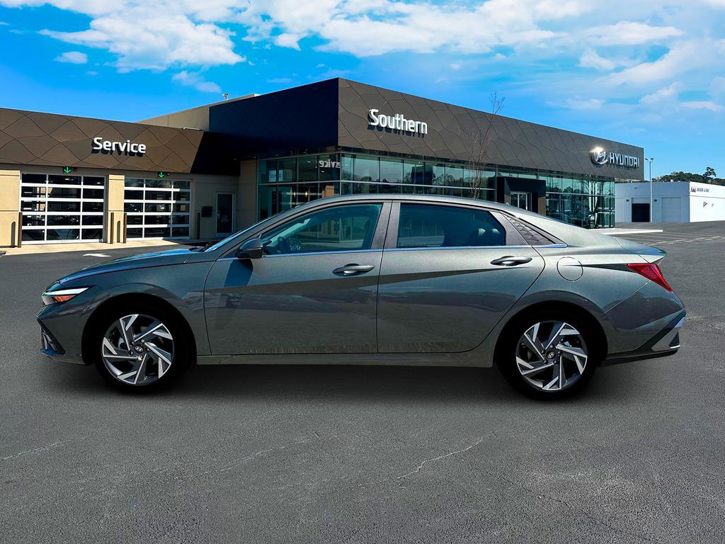 New 2025 Hyundai Elantra Limited FWD image 3