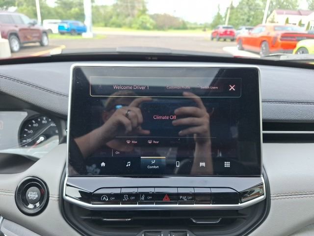 Used 2024 Jeep Compass Limited w/ Sun and Sound Group AWD/4WD image 17