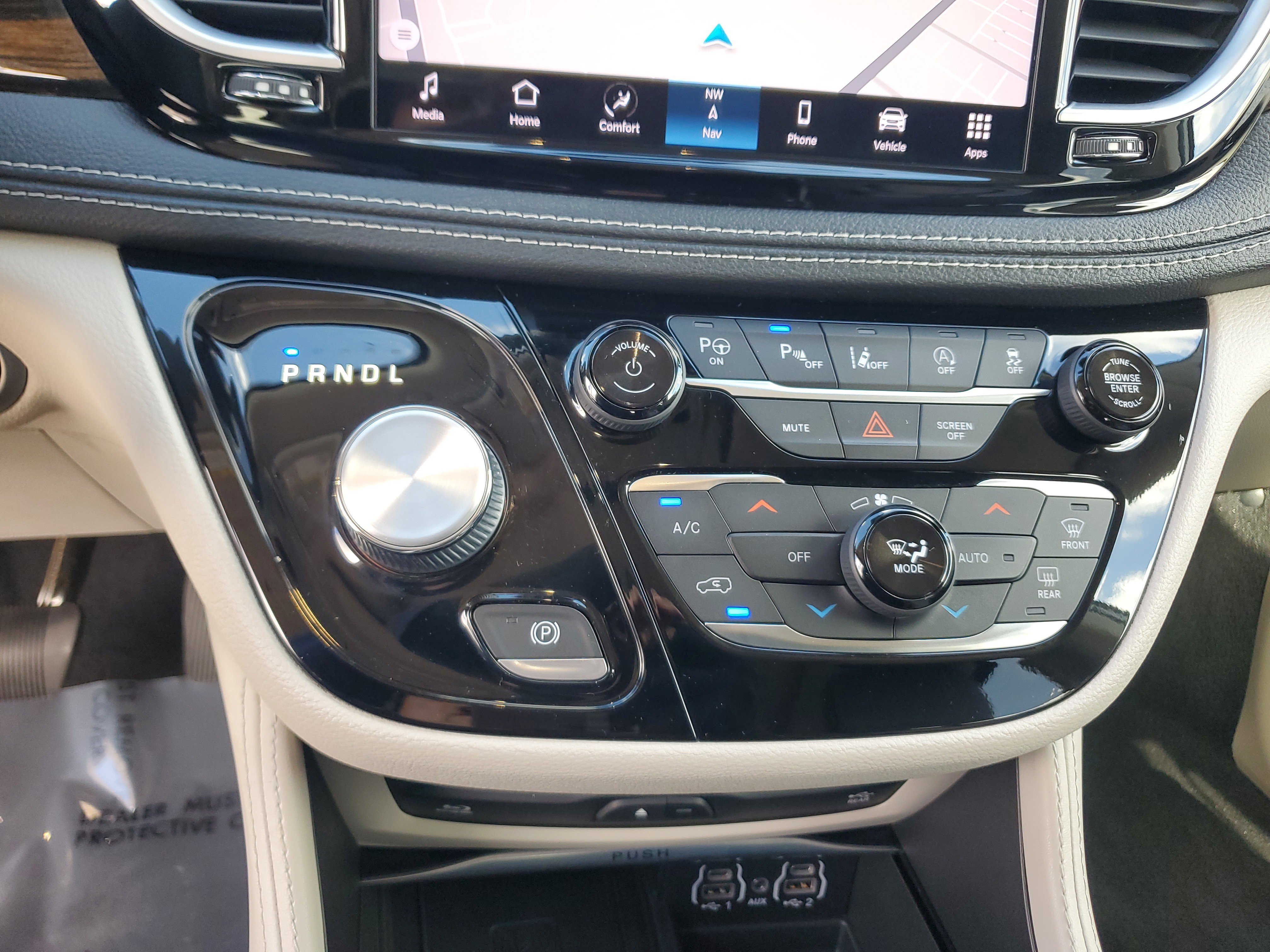 Used 2023 Chrysler Pacifica Limited w/ Uconnect Theater Family Group image 28