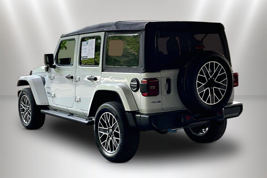 Used 2023 Jeep Wrangler Unlimited Sahara w/ Cold Weather Group AWD/4WD image 4