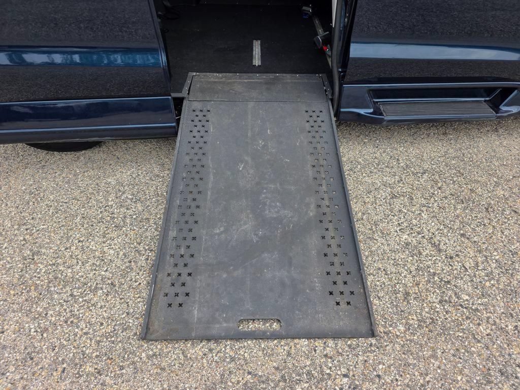 Used 2021 Chrysler Pacifica Touring-L w/ Uconnect Theater Family Group FWD image 23