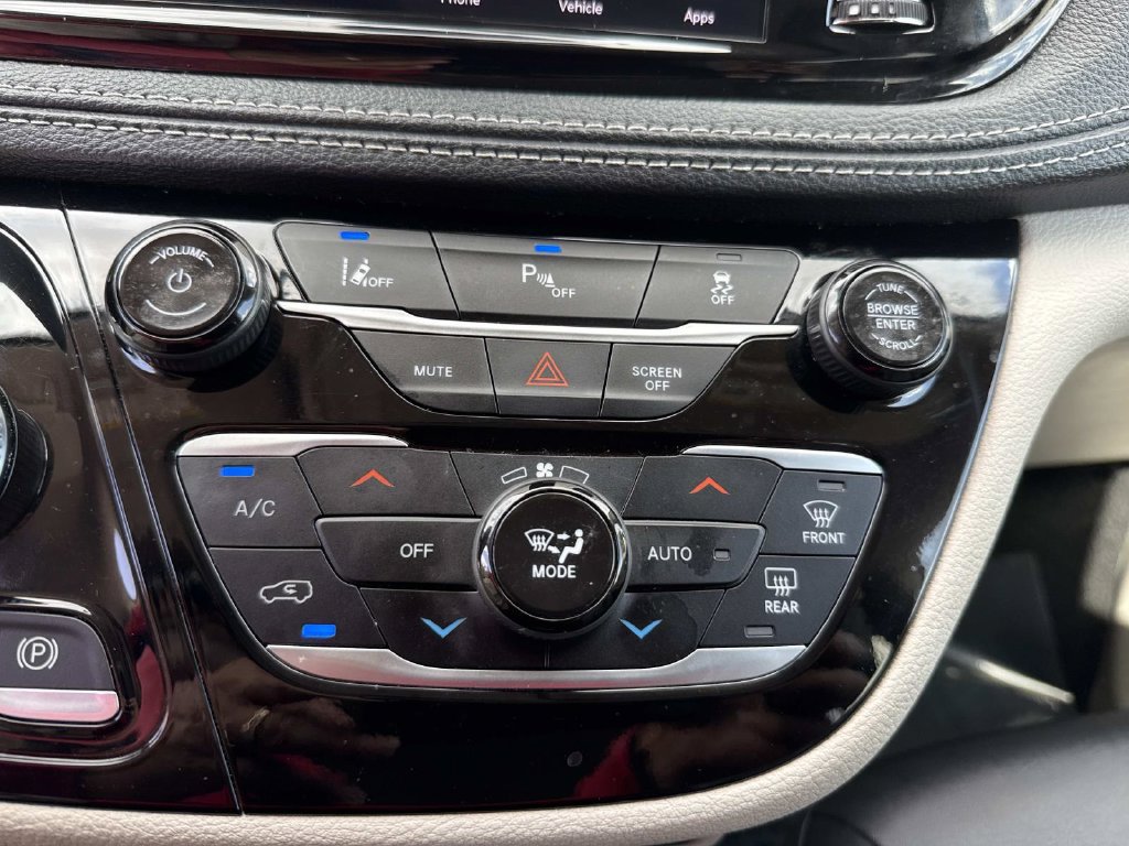 Used 2024 Chrysler Pacifica Limited FWD image 32