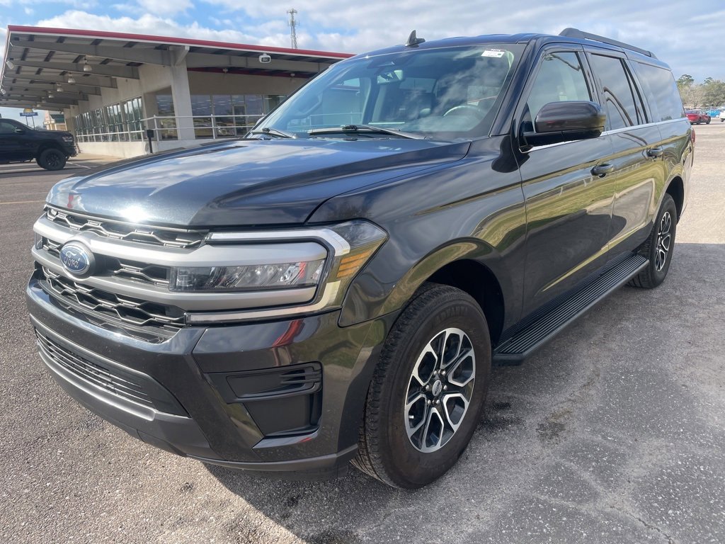 Used 2024 Ford Expedition Max XLT image 3