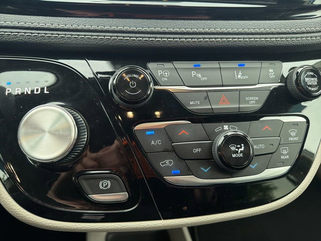 Used 2023 Chrysler Pacifica Touring-L FWD image 35