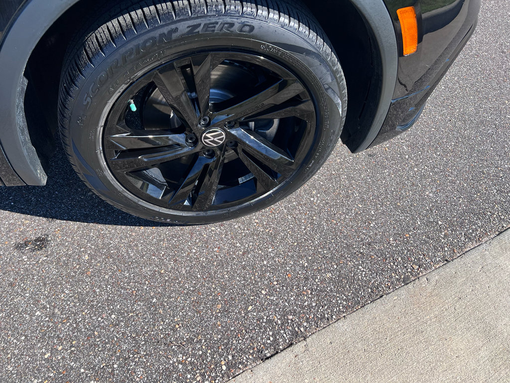 Used 2023 Volkswagen Tiguan SE R-Line image 6