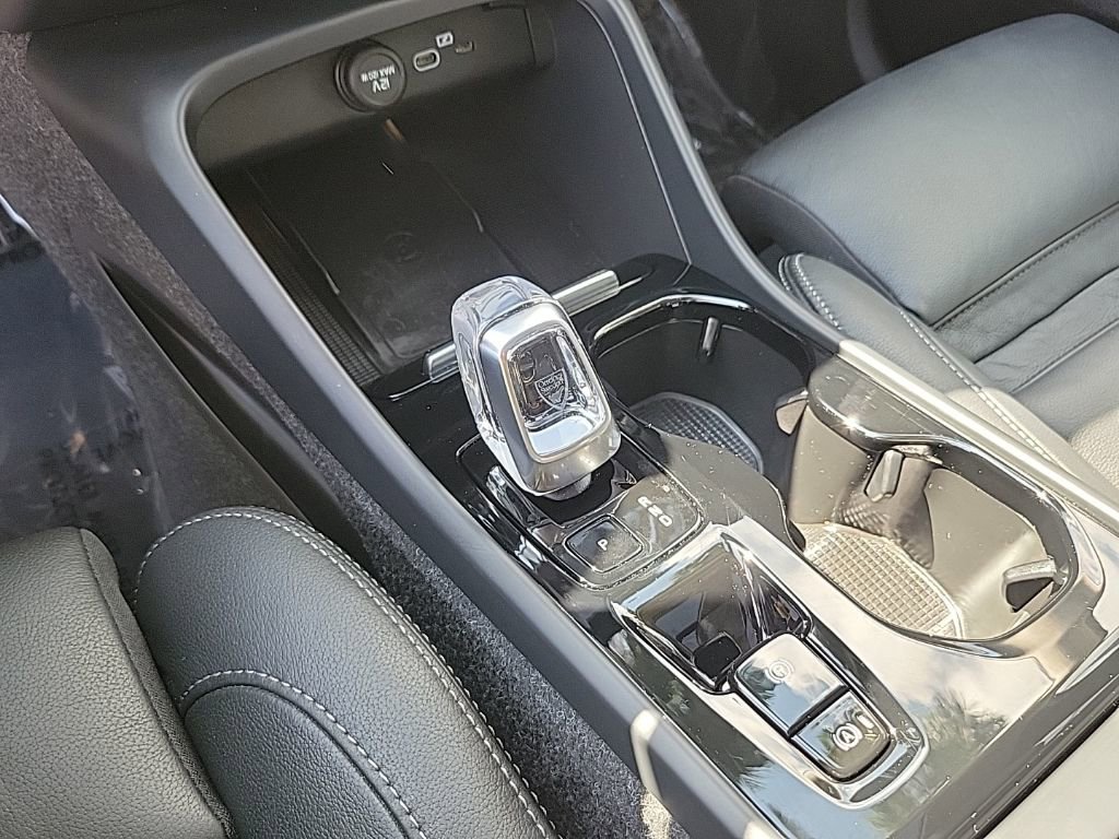 Used 2025 Volvo XC40 B5 Plus image 21