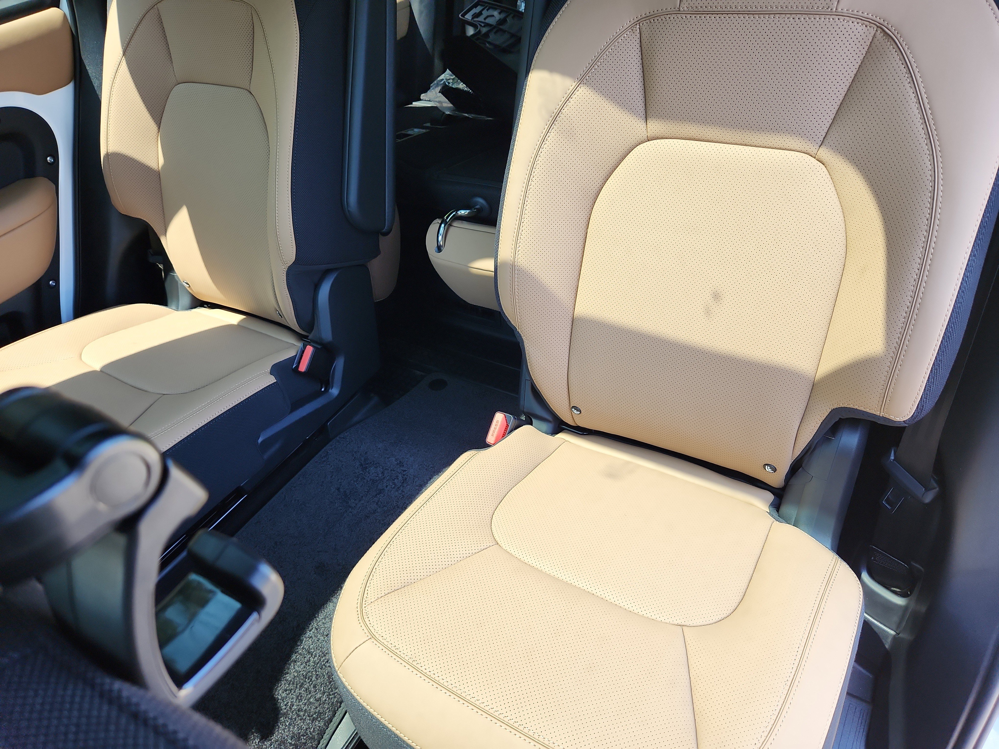 Used 2025 Land Rover Defender 130 V8 image 23