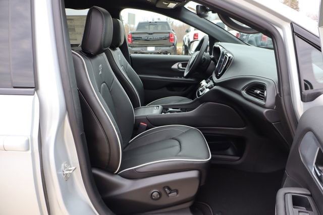 New 2026 Chrysler Pacifica Limited FWD image 60