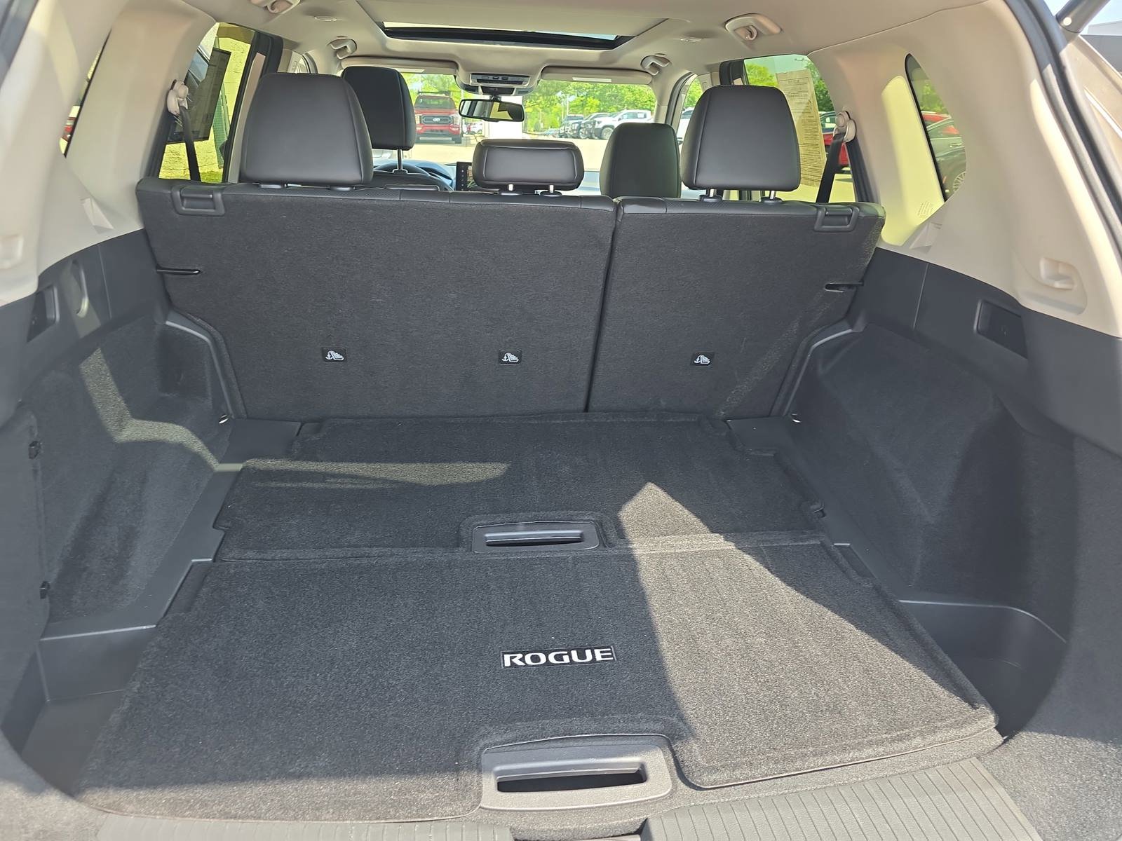 Used 2024 Nissan Rogue Platinum image 14