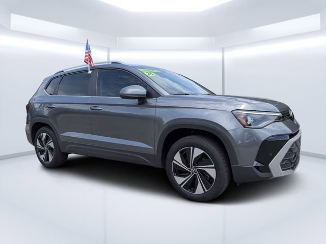 Used 2025 Volkswagen Taos SE AWD/4WD image 1