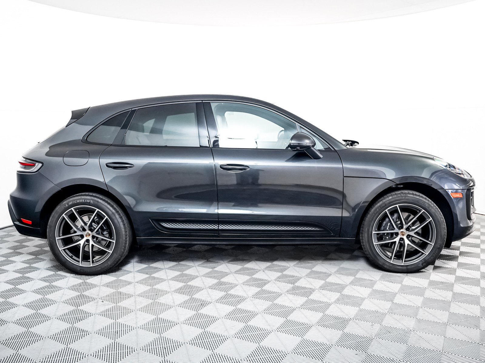 Certified 2025 Porsche Macan image 9